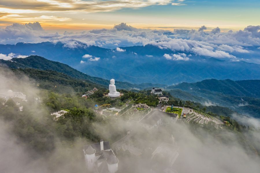 Boedha Ba Na Hills Golden hands bridge Danang Hue Centraal-Vietnam