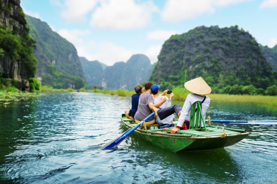 Activiteiten varen Trang An toerist Ninh Binh Noord-Vietnam