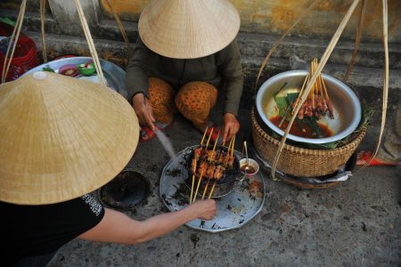 Lokale bevolking eten markt Hoi An Centraal-Vietnam
