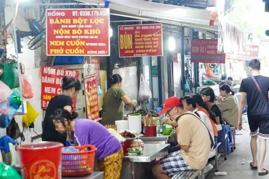 Ngo Dong Xuan streetfood eten Hanoi Noord-Vietnam