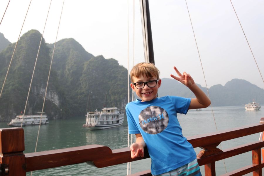Kinderen cruise Halong Bay Noord-Vietnam