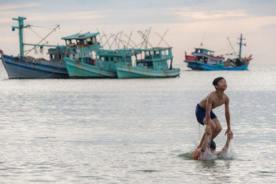 Lokale bevolking zee strand Con Dao Zuid-Vietnam