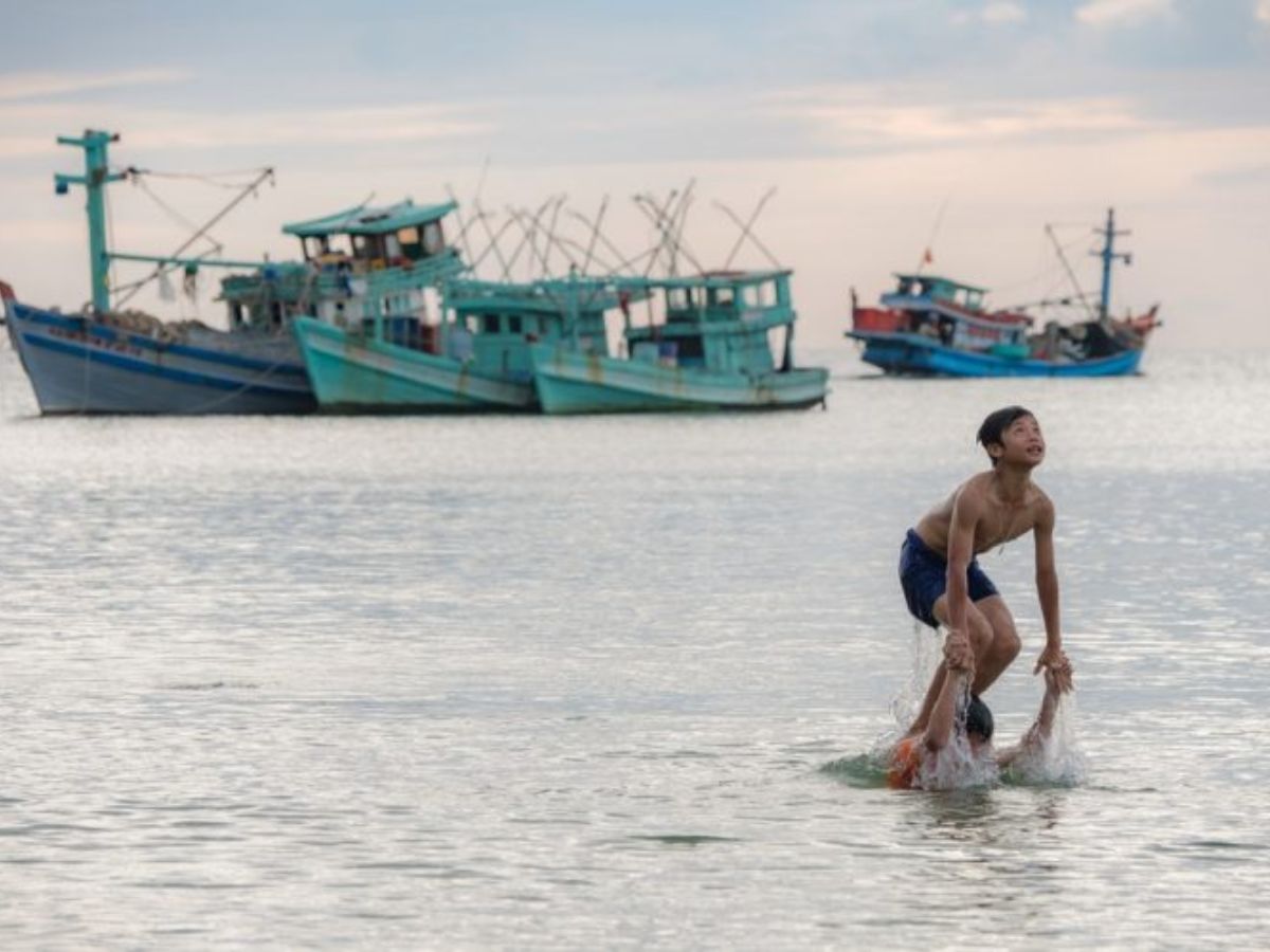 Lokale bevolking zee strand Con Dao Zuid-Vietnam