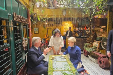 Van Brussel naar Hanoi: Belgische Royals Laven Zich aan Eierkoffie